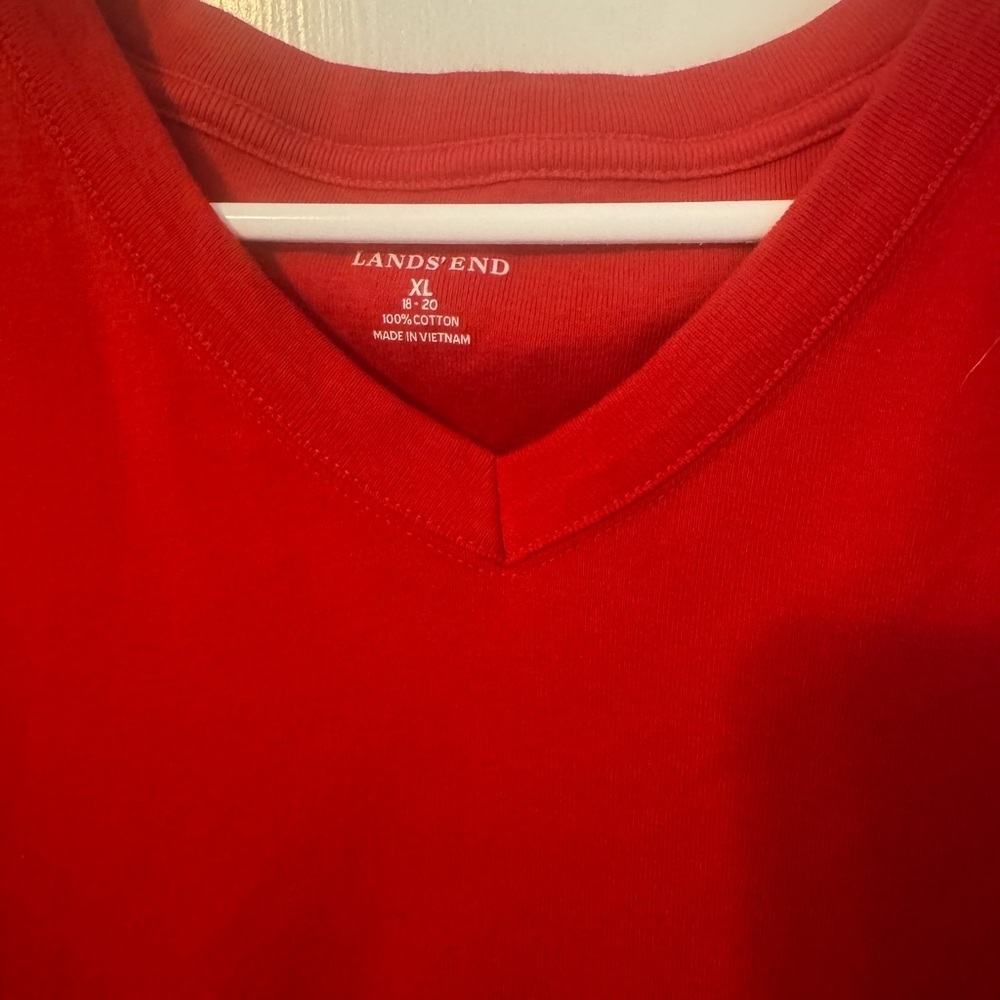 Red V-Neck Women's Top. Classic Comfy Style. XL. Like New - Picture 2 of 4